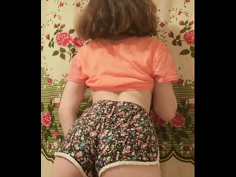 ❤️ 性感的年轻宝贝在镜头前脱下她的短裤 ❤❌ Sex video️❤