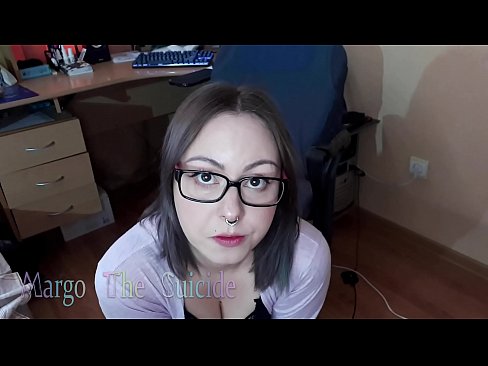 ❤️ 性感的眼镜女孩在镜头前深深地吸吮假阳具 ❤❌ Sex video️❤