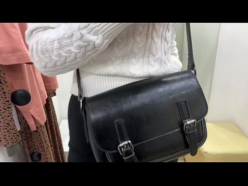 ❤️ 年轻婊子FeralBerry在试衣间用假阳具公开自慰 ❤❌ Sex video️❤