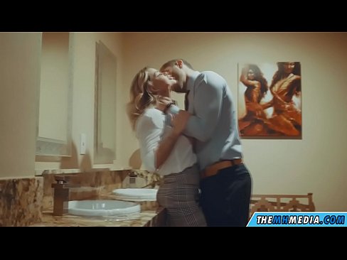 ❤️ 当一个胸大无脑的金发女郎在公共厕所里勾引你时 ❤❌ Sex video️❤